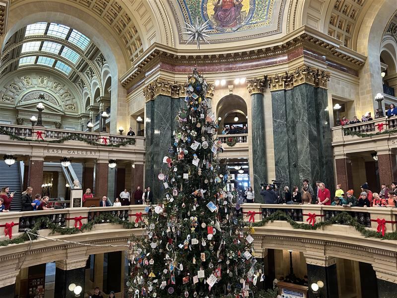 Wisconsinites celebrate Capitol Holiday Tree lighting at State Capitol