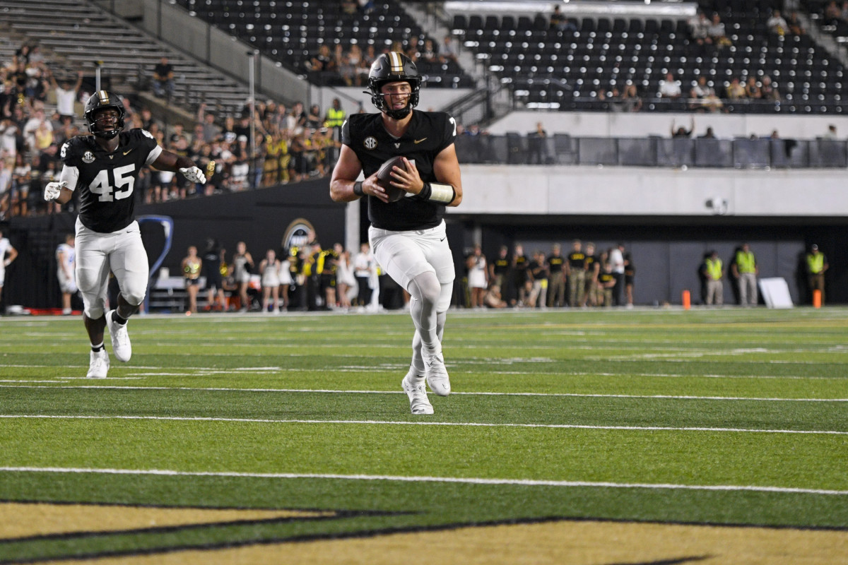 SEC quarterback enters transfer portal before College Football Playoff