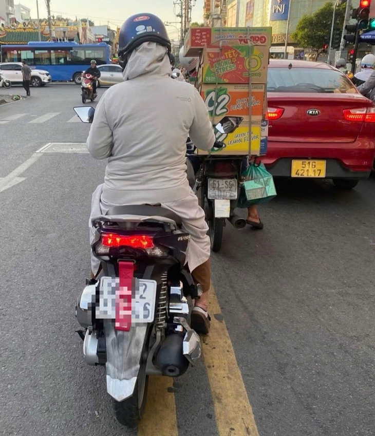 Lấy miếng vải đỏ che biển số, người phụ nữ bị cảnh sát giao thông lập biên bản