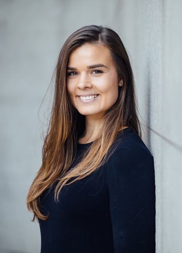 Bastienne Neumann ist Ernährungswissenschaftlerin, Autorin und eine der führenden Stimmen Deutschlands in der Ernährungspsychologie. Durch ihren erfolgreichen Podcast