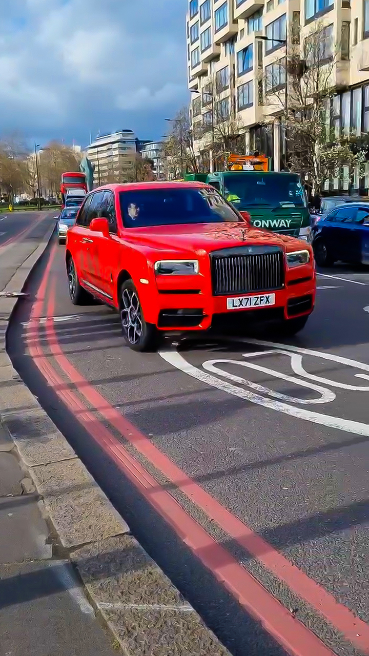 Past de kleur rood bij deze SUV?
