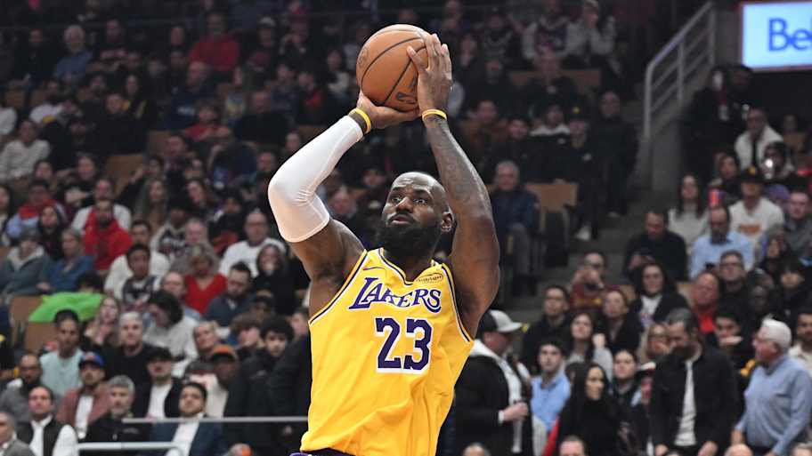 LeBron James’s historic 10-point streak ends after making selfless play ...