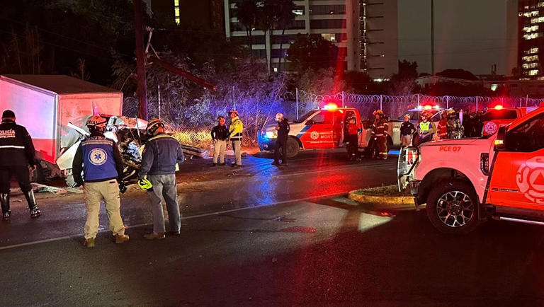 Hombre queda prensado tras chocar su camioneta contra poste en Monterrey