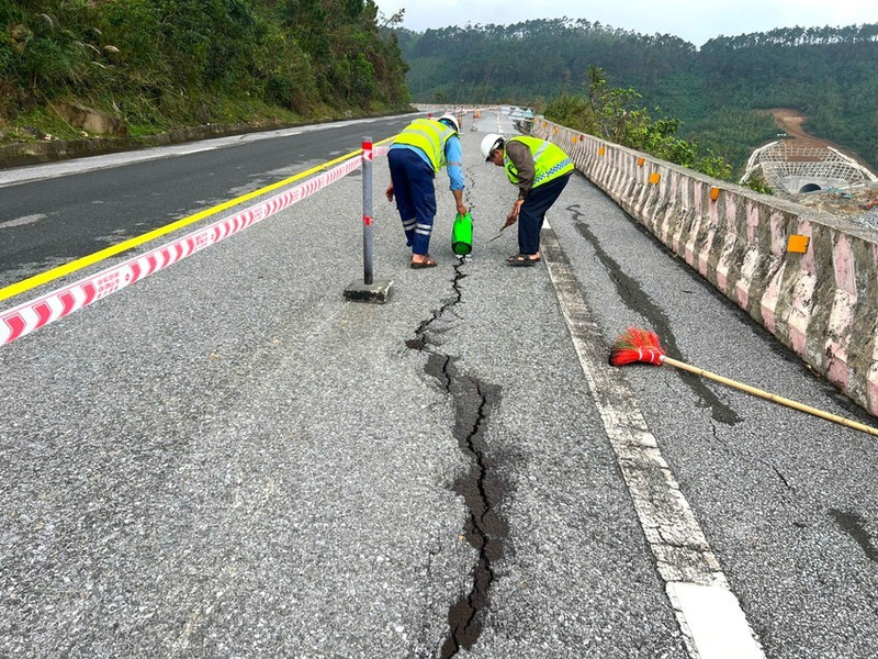 Xuất hiện vết nứt hàng chục mét trên QL1A đoạn Đèo Ngang