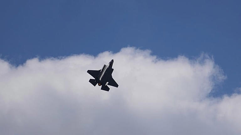 Un Lockheed Martin F35 vuela en el Salón Aeronáutico de París el lunes 16 de junio de 2025, en Le Bourget, al norte de París. Thibault Camus/Copyright 2025 The AP. All rights reserved.