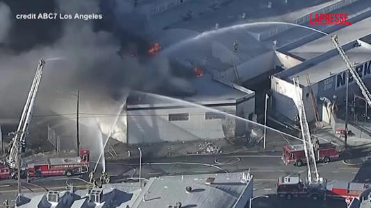 Los Angeles, maxi incendio nella metropoli: imponente la colonna di fumo nero