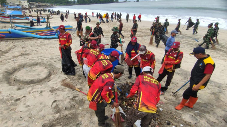 Jaga pantai, TNI AL bersama DKP gelar aksi bersih-bersih di pesisir ...