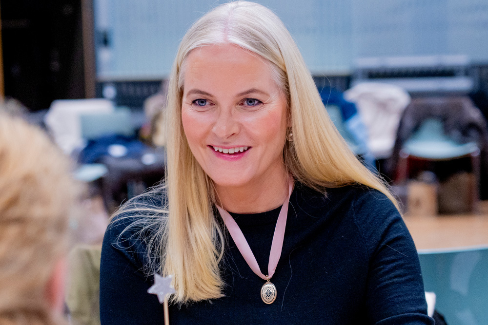 Kronprinsesse Mette-Marit etter en korøvelse med Det norske jentekor på Ruseløkka skole i Oslo. På bildet kan du se medaljongen. Foto: Stian Lysberg Solum / NTB