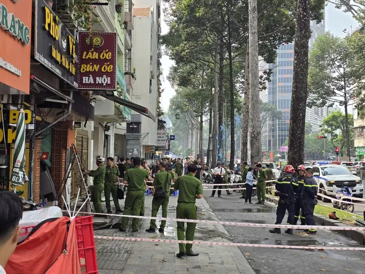 Lực lượng chức năng khám nghiệm hiện trường vụ cháy - Ảnh: MINH HÒA