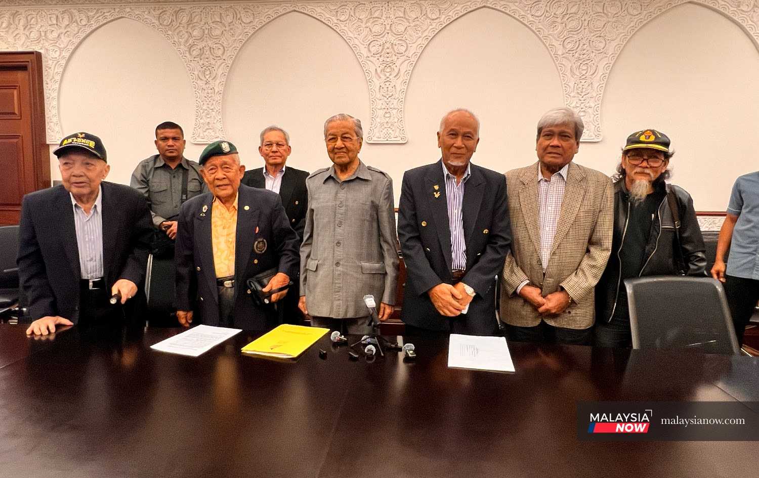 Ex-army chief joins opposition to Anwar's trade deal with Trump, vets ...