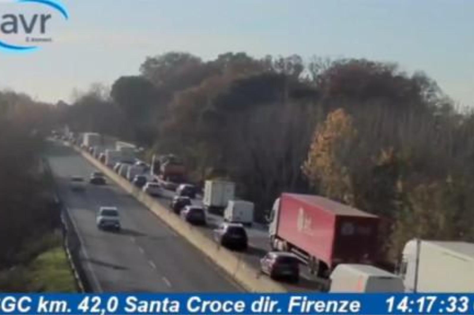 Scontro tra due furgoni, olio in strada e tratto chiuso in FiPiLi ...