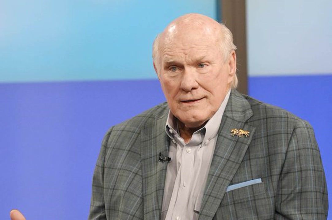 Curt Menefee defends Terry Bradshaw against calls for retirement