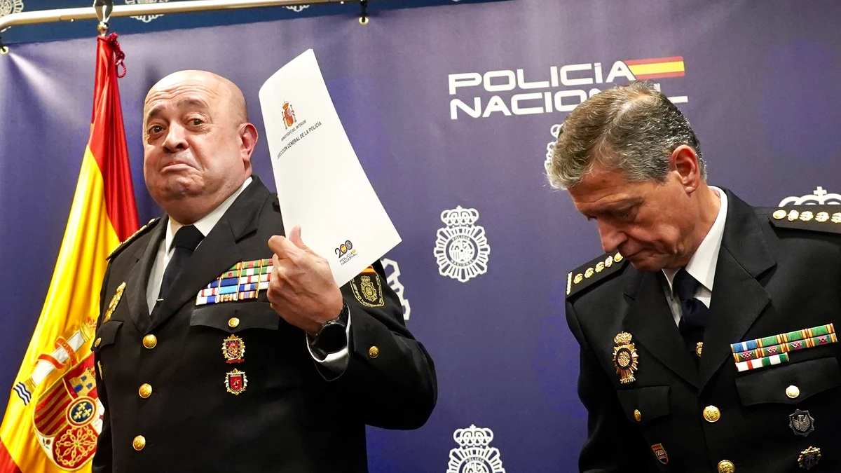 El jefe Superior de la Policía Nacional en Castilla y León, Juan Carlos Hernández Muñoz, responde a las preguntas de los medios de comunicación