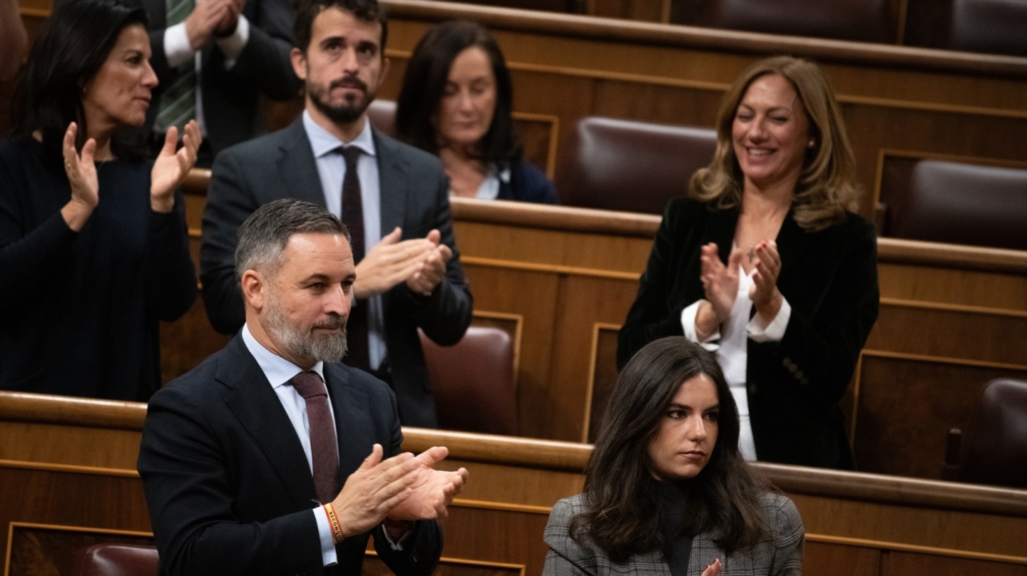 El presidente de Vox, Santiago Abascal, y la portavoz parlamentaria en el Congreso, Pepa Millán, aplauden en un pleno