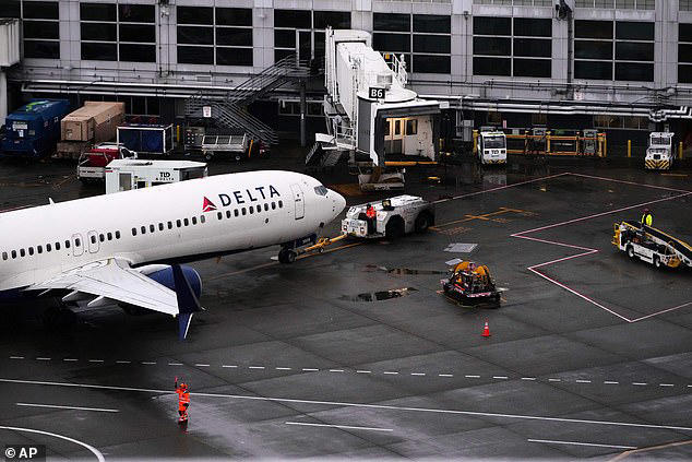 Delta flight meltdown at major Midwest airport as planes are grounded ...