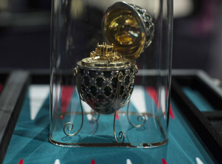 Recuperan huevo de Fabergé de 20.000 dólares tras ser tragado por un hombre