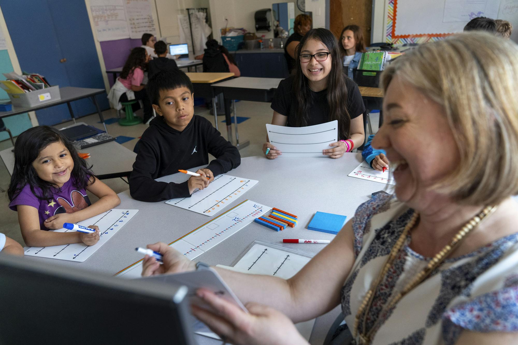 Girls and boys solve math problems differently – with similar short ...