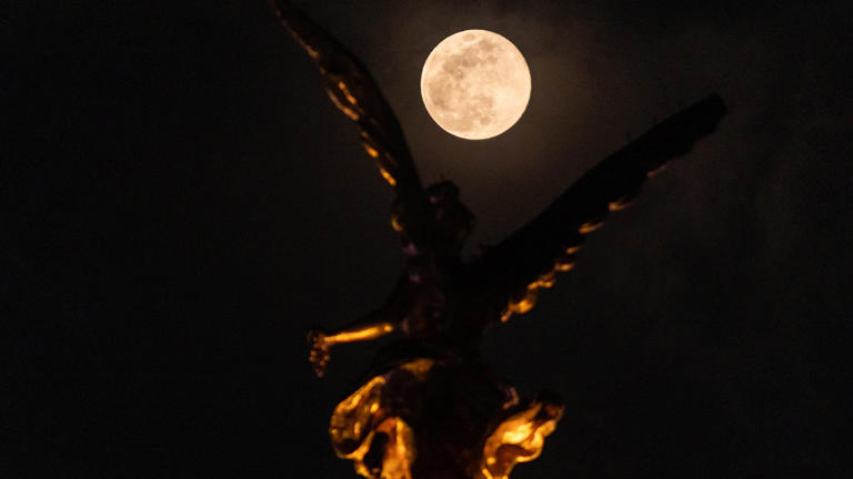 December's 'cold moon' rises: See breathtaking images of the final full ...