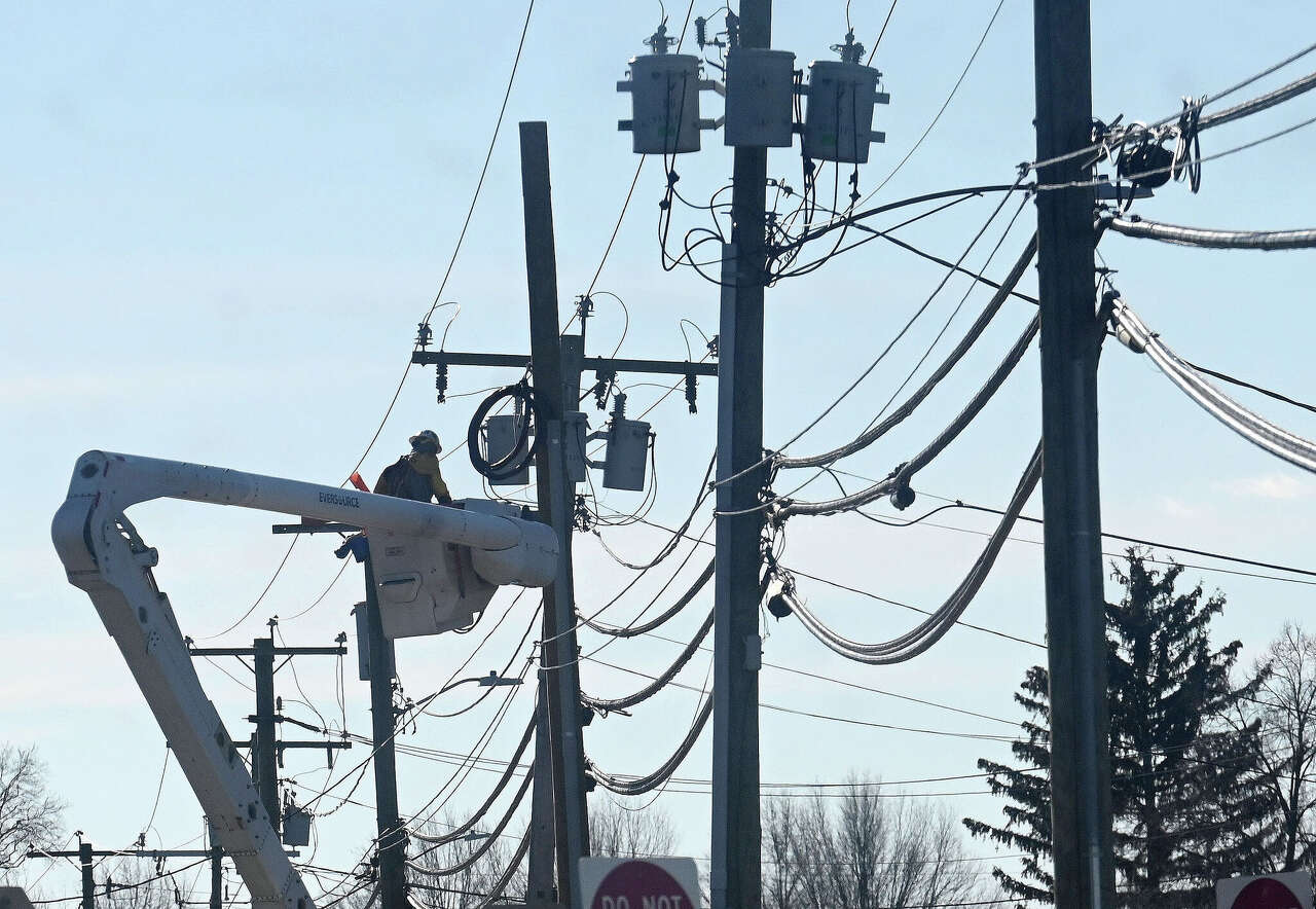 Thousands of Connecticut power outages reported Tuesday after winds reach 50 mph<br><br>