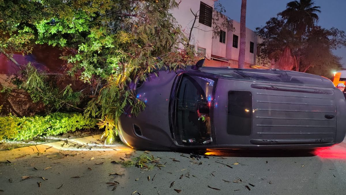 Conductora pierde el control de su camioneta y vuelca tras chocar ...