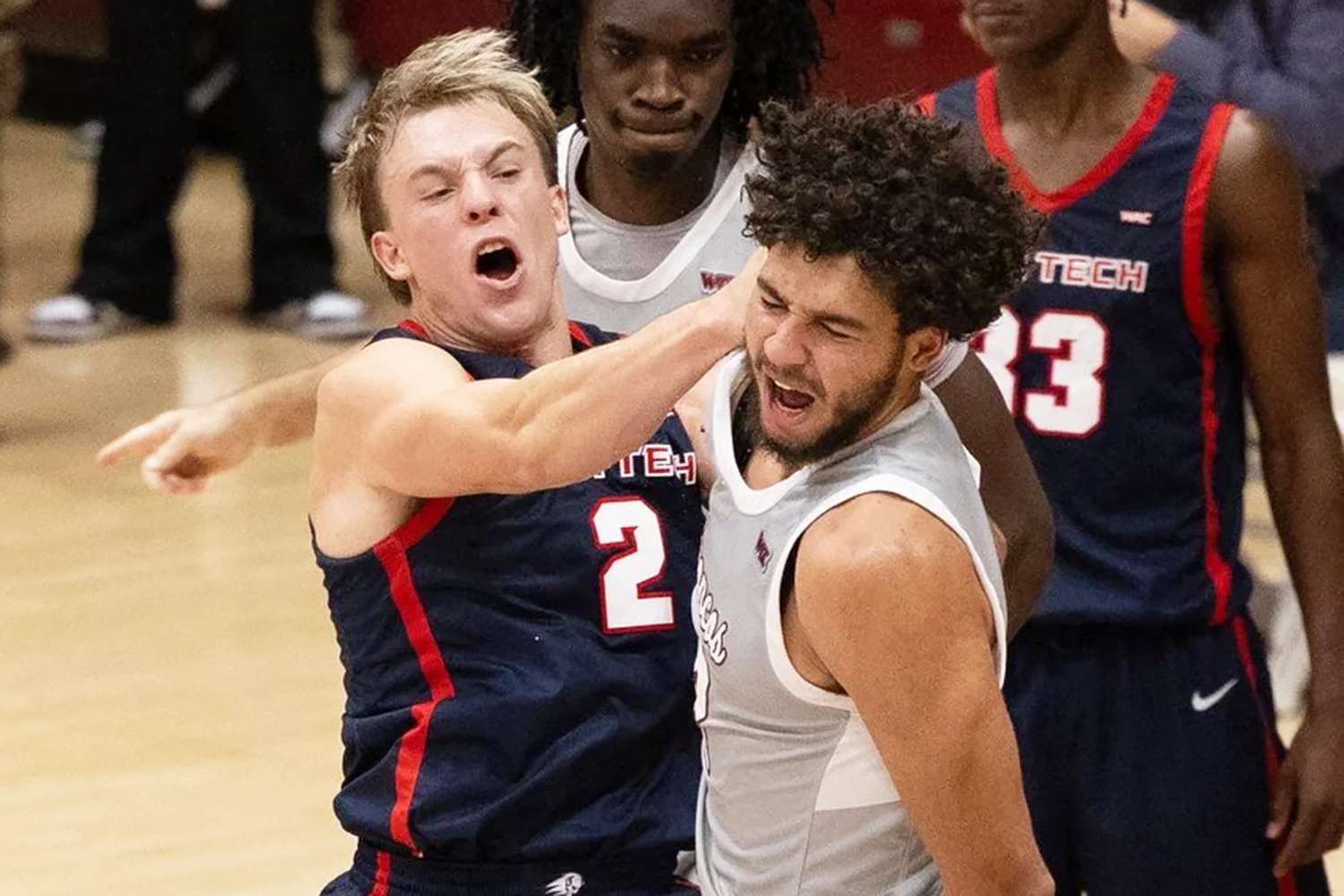 Un jugador de baloncesto universitario golpea a un oponente después de recibir una volcada en un incidente salvaje