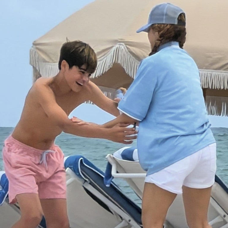 Incluso entre risas, como cuando intentaba ponerle crema solar a Milan, demuestra que, a pesar de su apretada agenda de gira, aprovecha cada instante libre para disfrutar junto a ellos