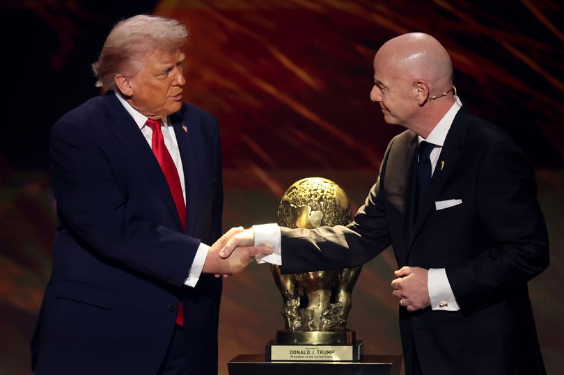 AA1RNdwN Trump stops trying to hide hand injury with makeup and resorts to double bandage