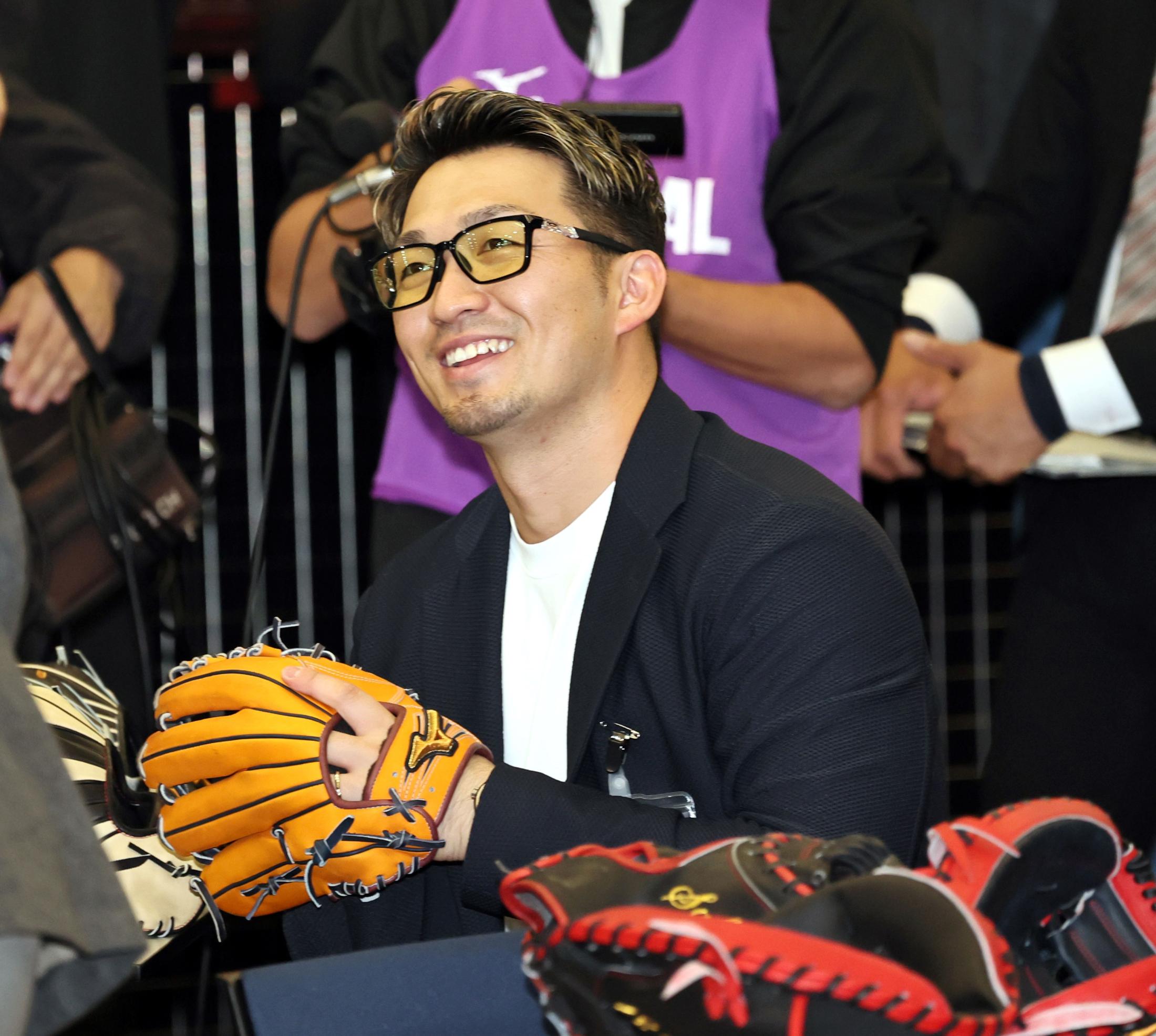 カブス・鈴木 ミズノ社に感謝 品質の高さ称賛「バットは常に一定、手袋