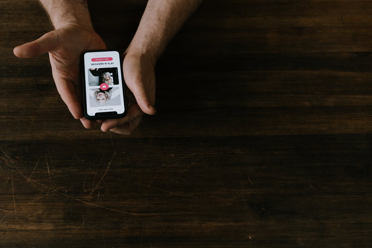 The 12 biggest mistakes people make on dating apps after 40