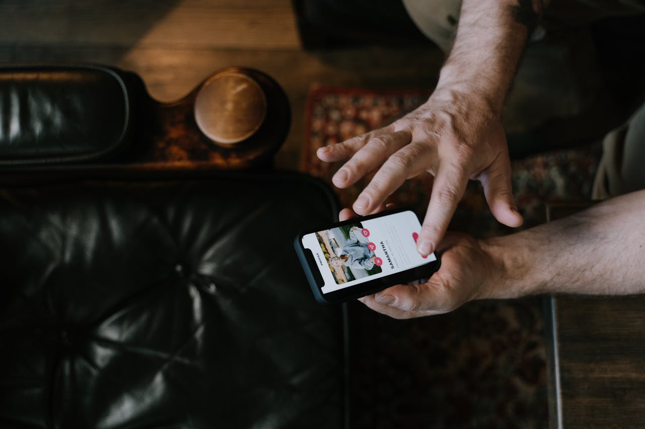 The 12 biggest mistakes people make on dating apps after 40