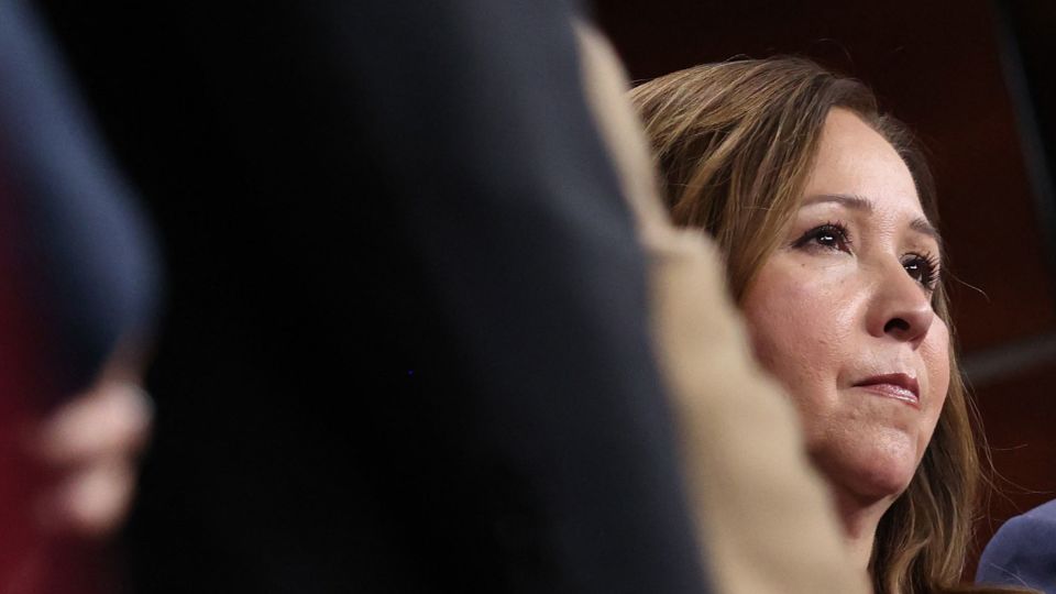 Una congresista demócrata dice que le rociaron gas pimienta durante una redada de ICE en Arizona