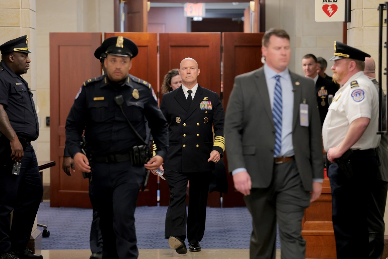 Los sobrevivientes del ataque con barco narcotraficante saludaron mientras un avión estadounidense pasaba volando, según muestra un video