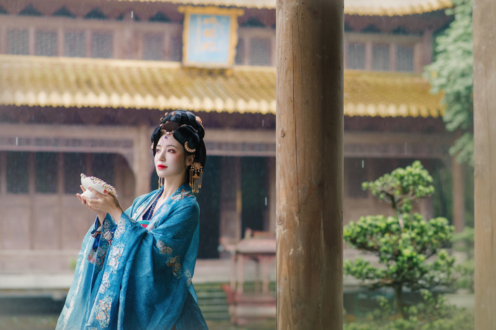 雨中古寺写真杀疯了! 蓝衣女子撑伞落泪，网友：这画面我跪着看完
