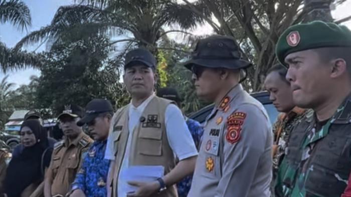 UMRAH SAAT BANJIR - Bupati Aceh Selatan Mirwan MS saat mengunjungi korban bencana banjir bandang. (Instagram/Mirwan MS)