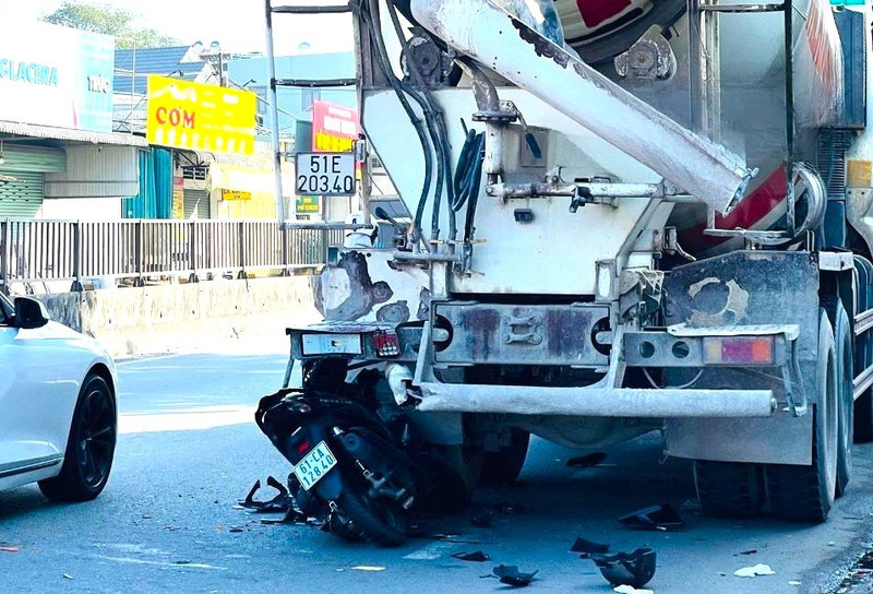 Tông vào đuôi xe bồn đang dừng, hai người nguy kịch