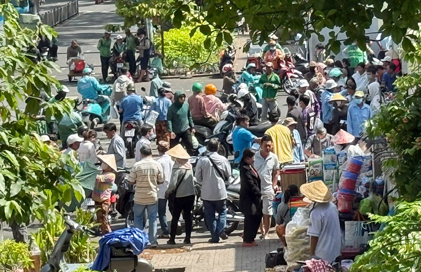 Hàng rong, xe ôm tái lấn chiếm, bủa vây cổng bệnh viện