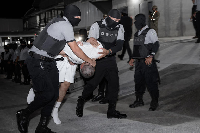 El Departamento de Justicia no detalla asesoramiento a Noem sobre deportaciones en El Salvador, citando privilegio