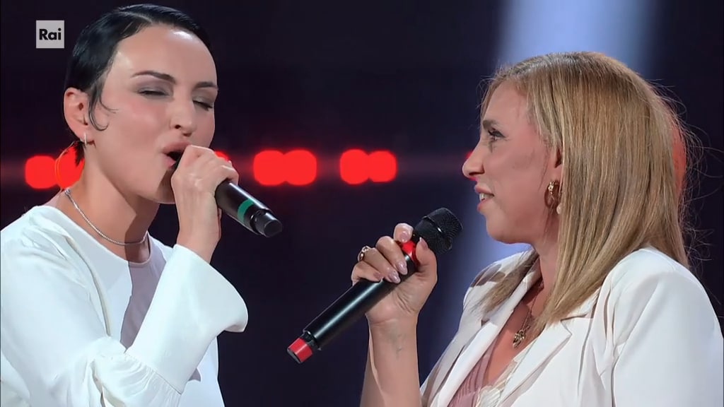 Duetto - Anna Maria Facciolà e Arisa - Controvento - The Voice Senior ...