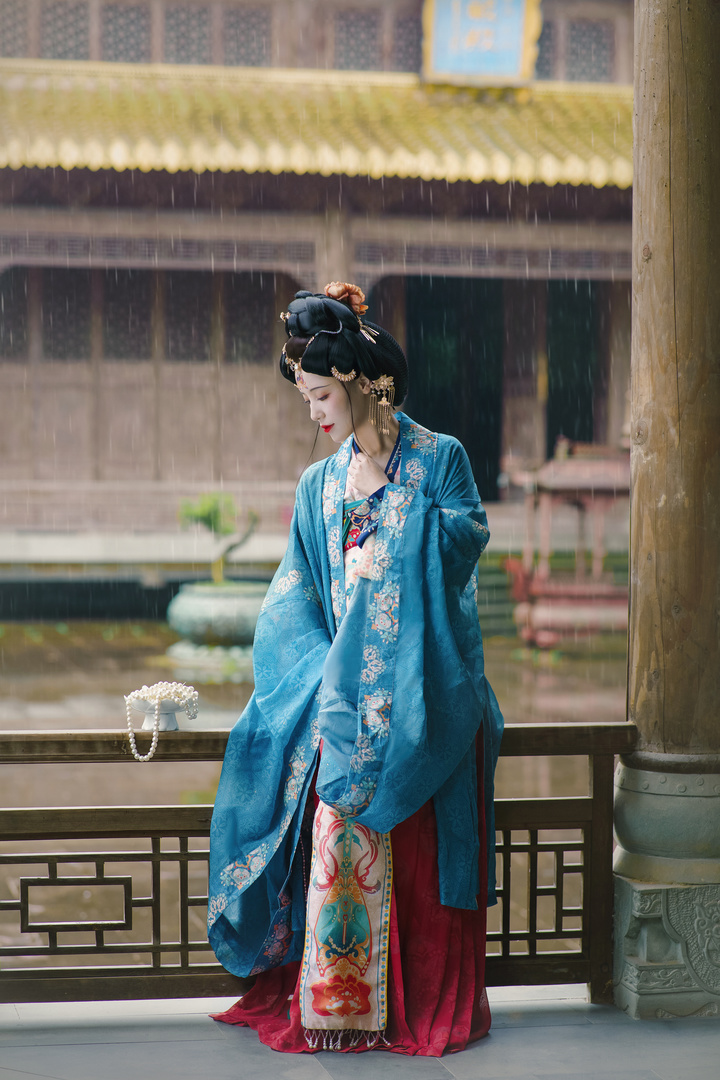 雨中古寺写真杀疯了! 蓝衣女子撑伞落泪，网友：这画面我跪着看完