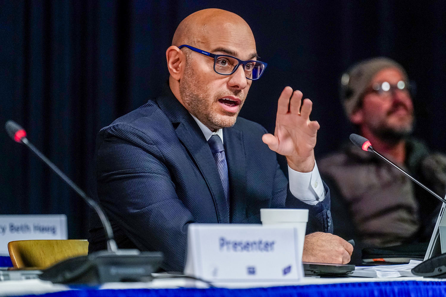 Un abogado vinculado a Kennedy provoca indignación por la desinformación sobre las vacunas en la reunión consultiva de los CDC