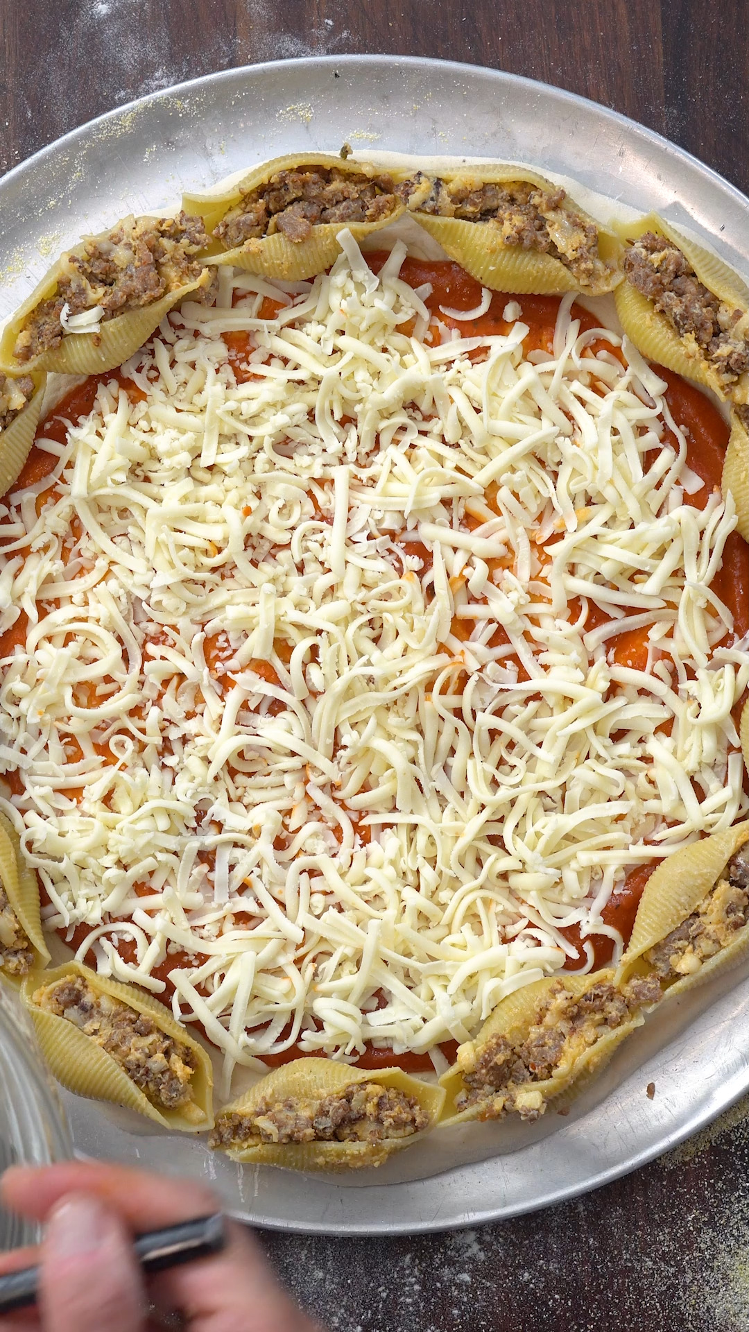 Stuffed shell crust pizza