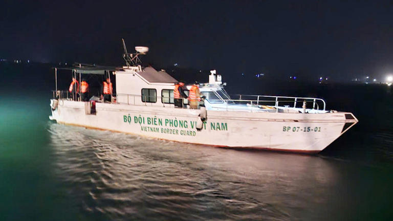 Báo điện tử Tiền Phong Xuồng của BĐBP ra biển tìm kiếm ngư dân trong đêm. 1