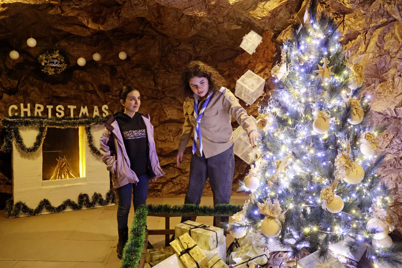 テロのシリア教会にXマスツリー 6月に25人死亡、平和へ祈り