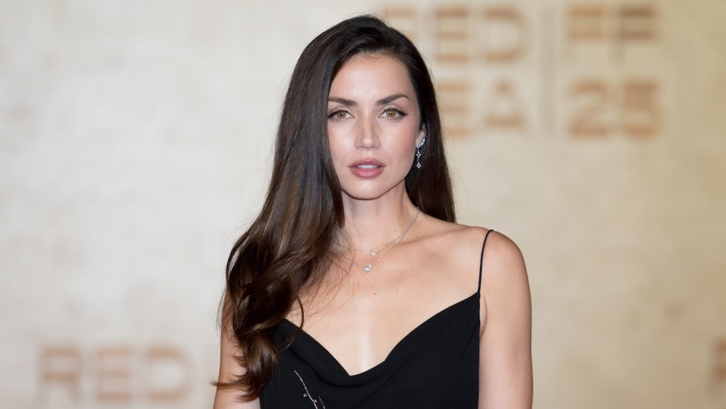 Ana de Armas habla de su «hermosa amistad» con Keanu Reeves; convirtiéndose en estrella de acción por accidente.