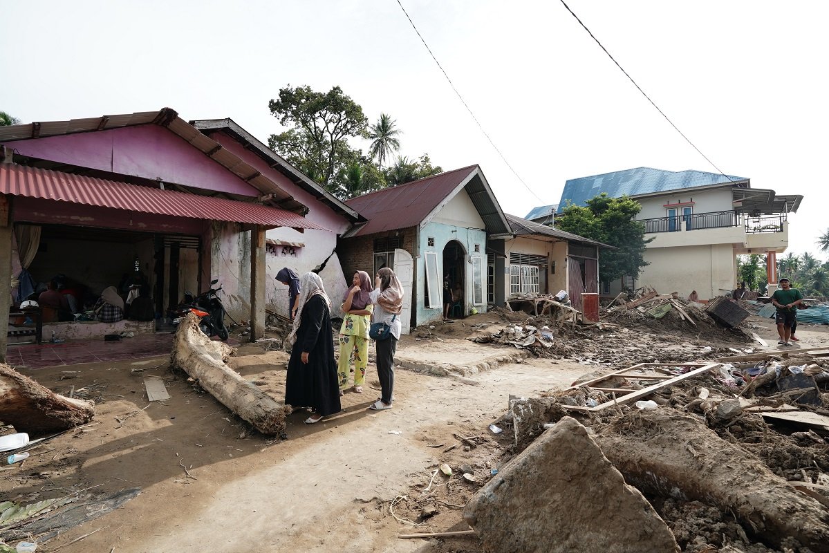 Warga bertahan hidup di tengah banjir bandang maut Kota Padang