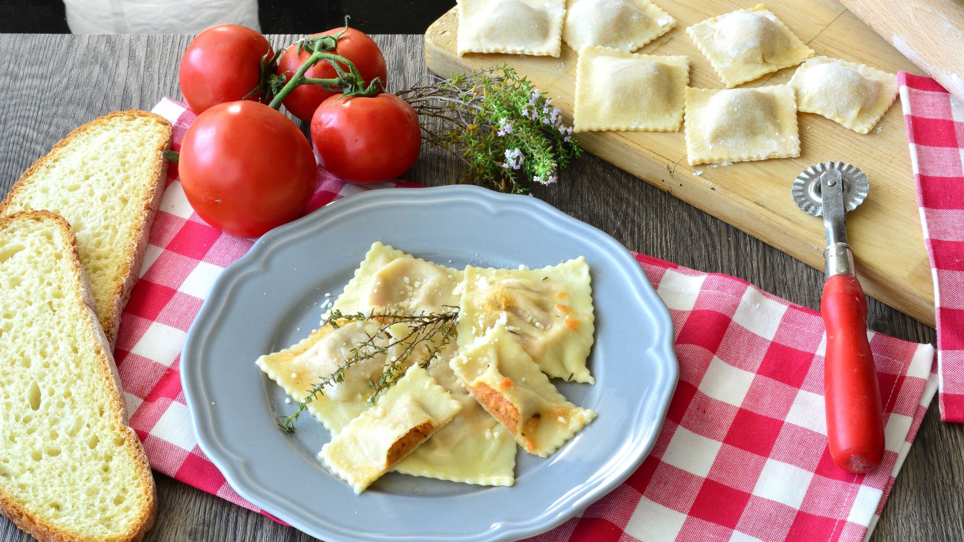 Ravioli pomodoro e timo: pasta fatta in casa