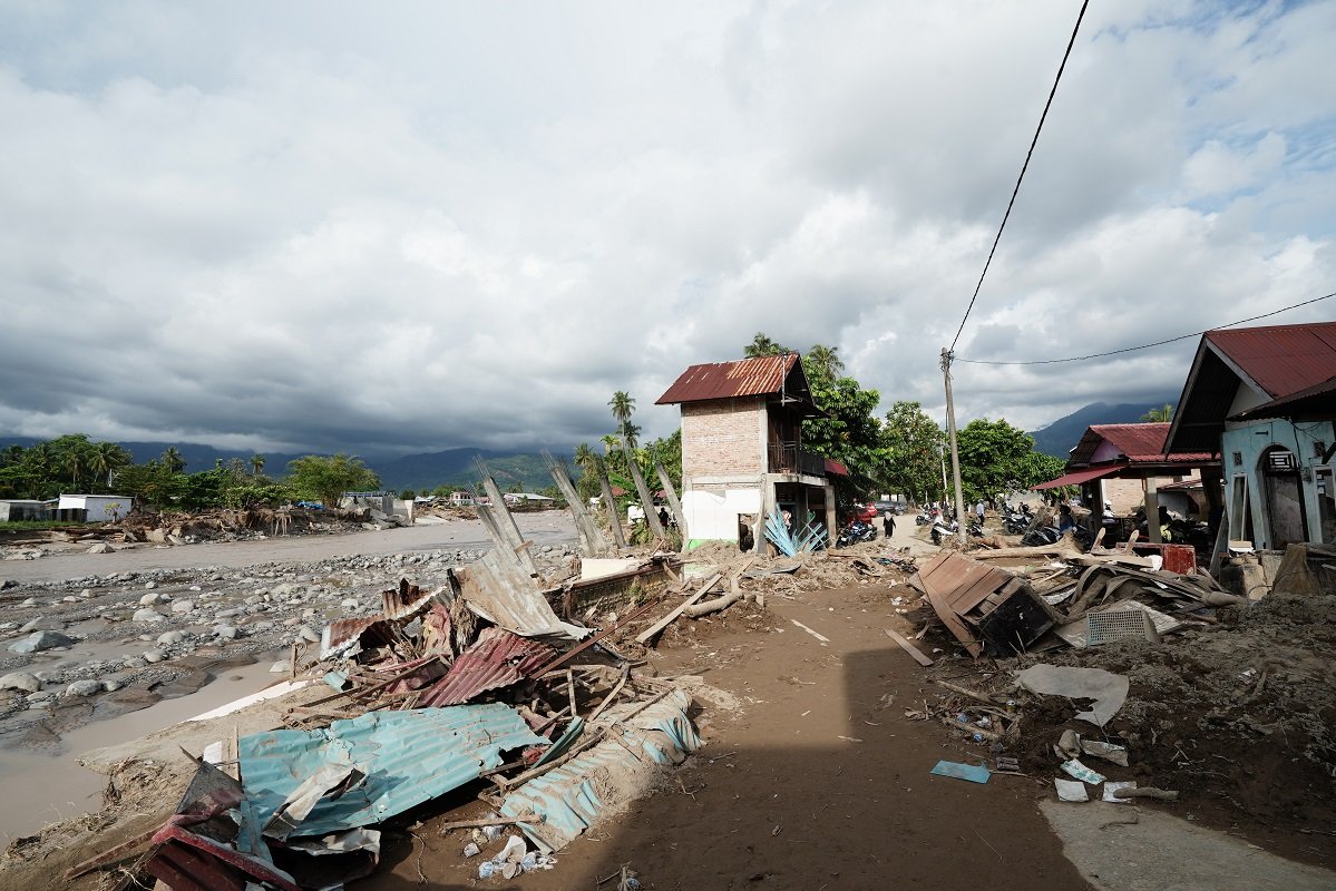 Tragedi Banjir Bandang Kota Padang, Warga Terseret Air Bahaya