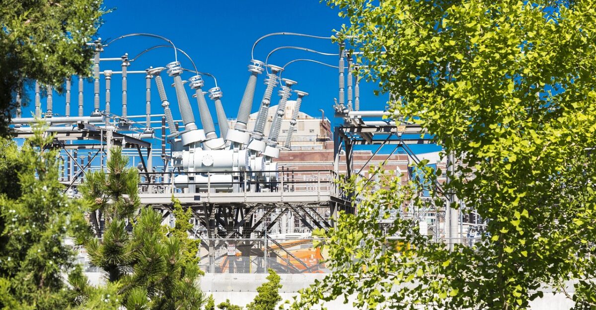 AA1RPtWq Massive sunspot complex detected—180,000-km hole poses global power threat