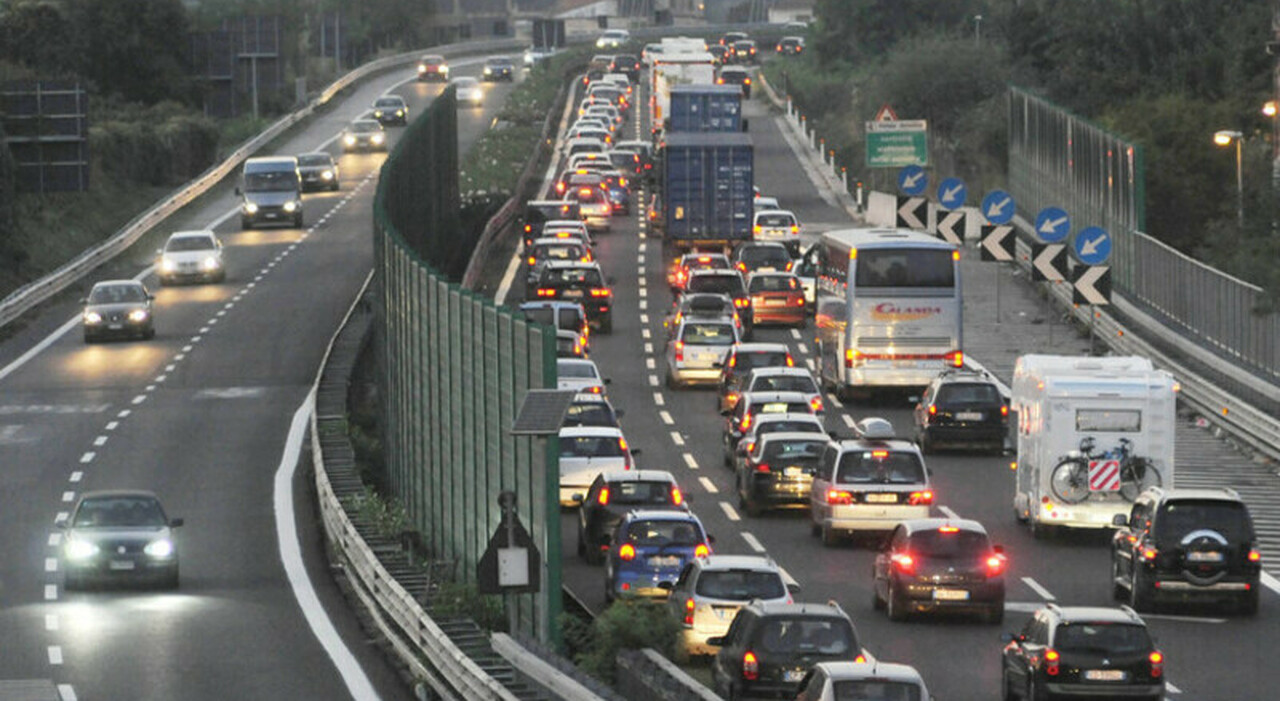 Incidente a Salerno, scontro tra auto e camion in autostrada: A2 chiusa ...
