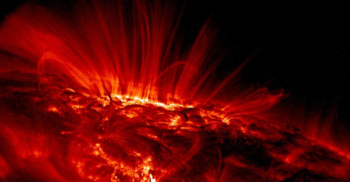 AA1RPzrD Massive sunspot complex detected—180,000-km hole poses global power threat